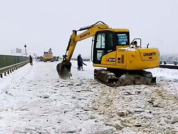 除雪保暢，山推鐵肩道義勇擔重任！