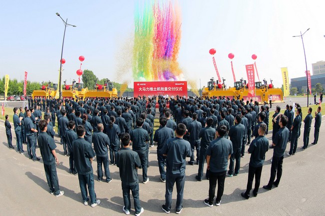 5月17日，山推向中煤平朔集團(tuán)一次性交付六臺(tái)中國(guó)最大馬力推土機(jī)。