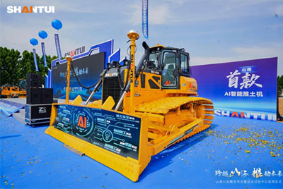 我們舉辦全新品牌暨 AI 戰(zhàn)略全球發(fā)布會(huì)，全球首臺(tái) AI 智能推土機(jī)正式交付使用。